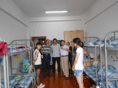 院领导们视察实习生宿舍，了解同学们的住宿及实习情况